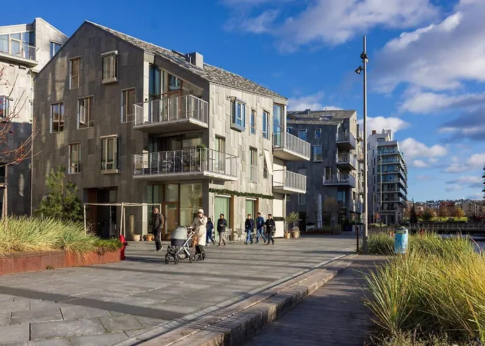 Charming With Balcony Rooftop Access