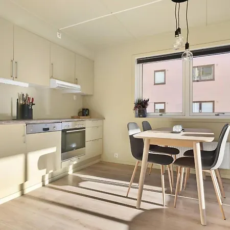 דירה Charming With Balcony Rooftop Access