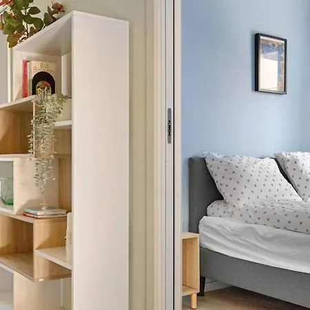 דירה Charming With Balcony Rooftop Access