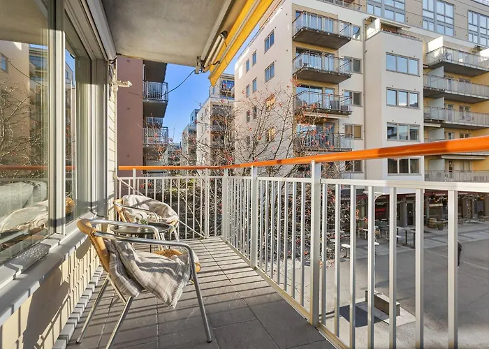 Charming With Balcony Rooftop Access *