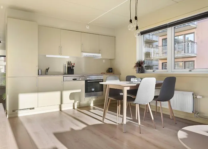 Charming With Balcony Rooftop Access 아파트