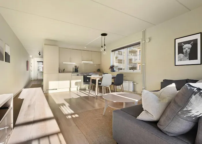Charming With Balcony Rooftop Access *