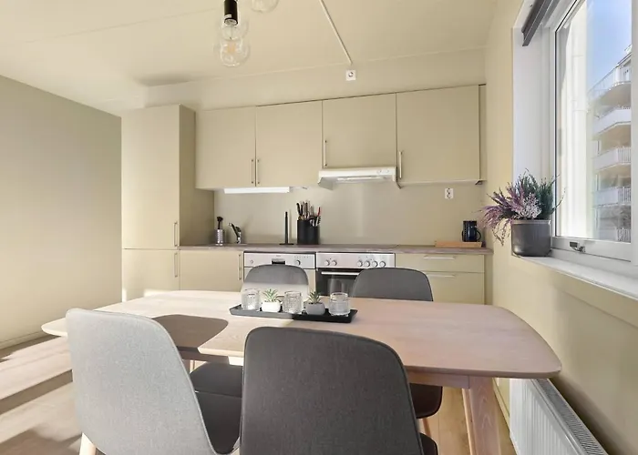 Charming With Balcony Rooftop Access 아파트